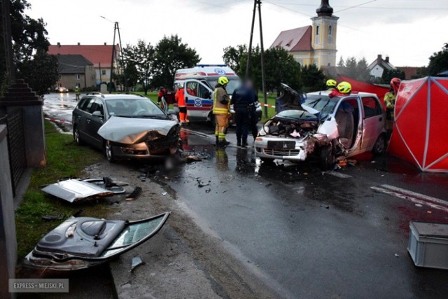 Pomimo kilkudziesięciominutowej akcji ratunkowej, kobiety kierującej pojazdem daewoo nie udało się uratować.