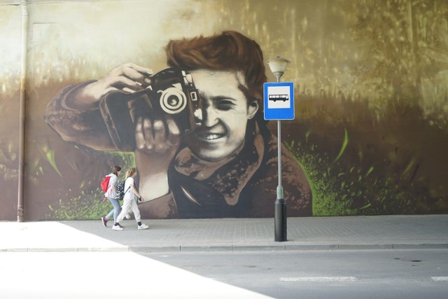 Nowy mural przedstawia wnuczkę rzeszowskiego fotografa, Edwarda Janusza
