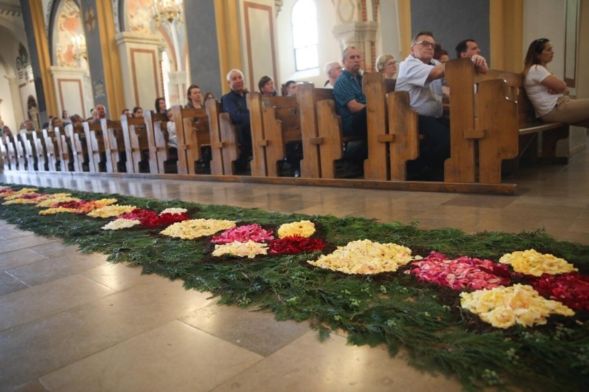 Kraków. Dywan ułożony z kwiatów parafian mogą podziwiać wierni w Opactwie Cystersów w Mogile