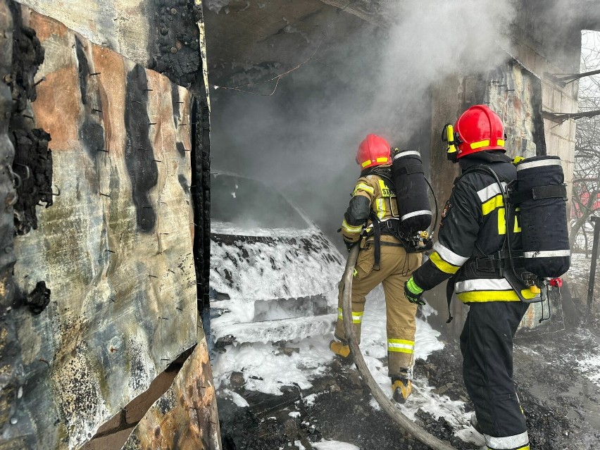 Strażacy z Radomska gasili pożar garażu we Frachowcu w...