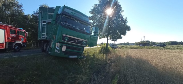 Kierowca volkswagena nie ustąpił pierwszeństwa i na skrzyżowaniu Bysław - Lubiewice uderzył w tira