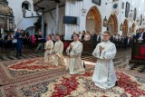 Święcenia kapłańskie w archikatedrze w Oliwie. Czterech nowych kapłanów odebrało święcenia z rąk arcybiskupa Tadeusza Wojdy