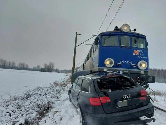 Pociąg relacji Słupsk-Ustka uderzył w samochód osobowy w Charnowie