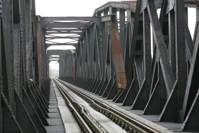 Tory i nasypy kolejowe po polskiej strony Odry będą musiały być zmodernizowane z powodu budowy nowego mostu kolejowego.