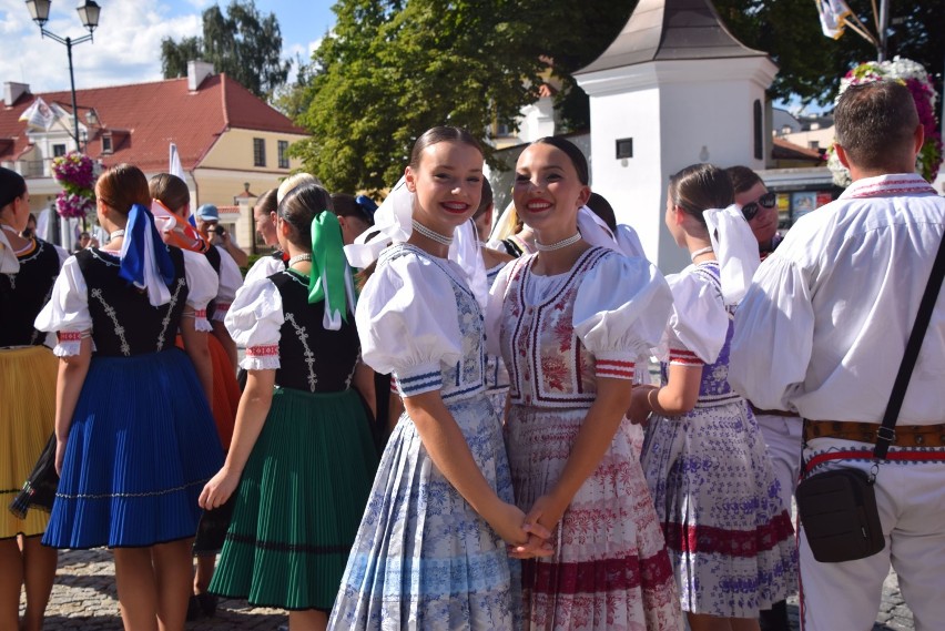 Kolorowi tancerze pląsali po Rynku Kościuszki, podziwiani...