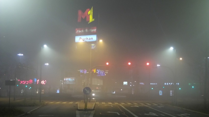 Ulice Krakowa zalała śmierdząca "mgła"