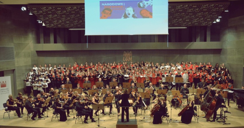 Chór "Consonans" z pleszewskiego liceum wziął udział w wielkim koncercie "Narodowe Śpiewanie"