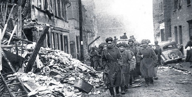 1945 rok. Czerwonoarmiści na ulicach Dąbia. W porównaniu do walk o przyczółek Dąbski, zajęcie lewobrzeżnej części miasta odbyło się bez wielkich strat.