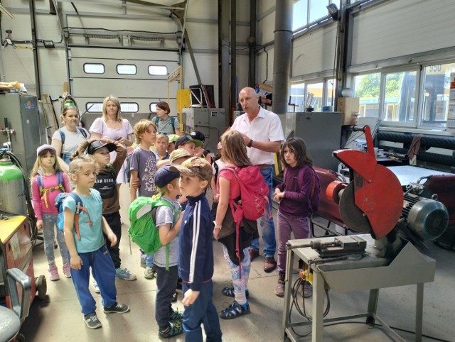 Dzieci z Leśnej Szkoły Podstawowej w Kielcach odwiedziły zajezdnię, myjnie i lakiernie w MPK. Były zachwycone