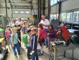 Dzieci w Miejskim Przedsiębiorstwie Komunikacji w Kielcach. Uczniowie zachwyceni myjnią 