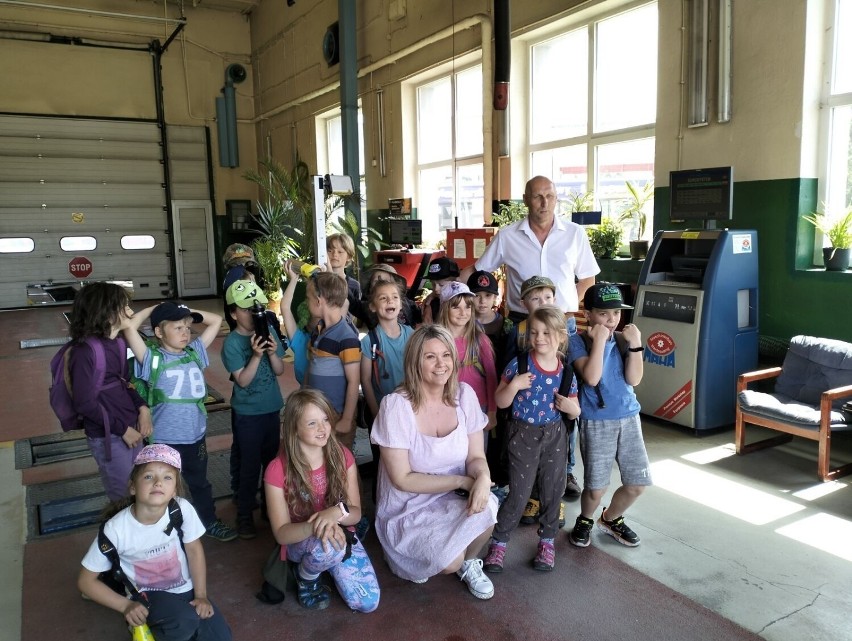 Dzieci w Miejskim Przedsiębiorstwie Komunikacji w Kielcach. Uczniowie zachwyceni myjnią 