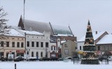 Zima w Oświęcimiu. Spadł śnieg i zrobiło się biało na placach i ulicach w mieście. Może to zapowiedź prawdziwej zimy [ZDJĘCIA]