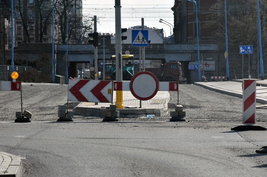 Remont ulicy Leszczyńskiej w Legnicy, będzie lany asfalt [ZDJĘCIA]