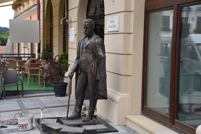 Pomnik Tadeusza Tertila powrócił na tarnowski Rynek