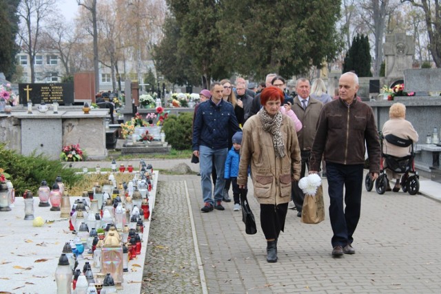 Wszystkich Świętych Radomsko 2022. Radomszczanie odwiedzają groby bliskich na Starym i Nowym Cmentarzu