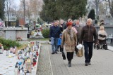 Wszystkich Świętych Radomsko 2022. Radomszczanie odwiedzają groby bliskich na Starym i Nowym Cmentarzu. ZDJĘCIA