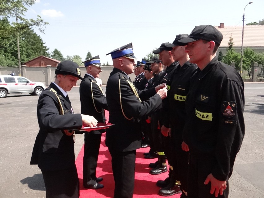 Wieluń: Strażacy z awansami i odznaczeniami