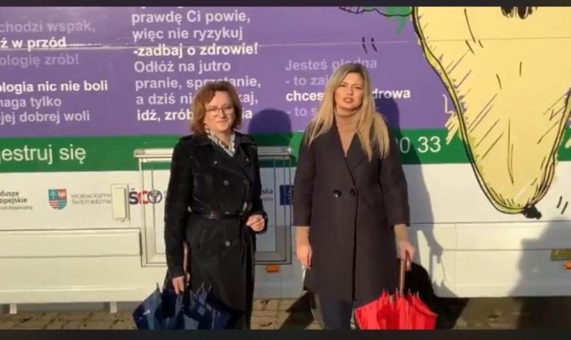 Agata Wojtyszek i Karolina Nowek przy cytobusie w Skarżysku - Kamiennej.