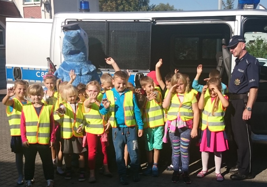 Polfinek w Barcinie. Policjanci uczyli dzieci bezpieczeństwa na drodze [zdjęcia]