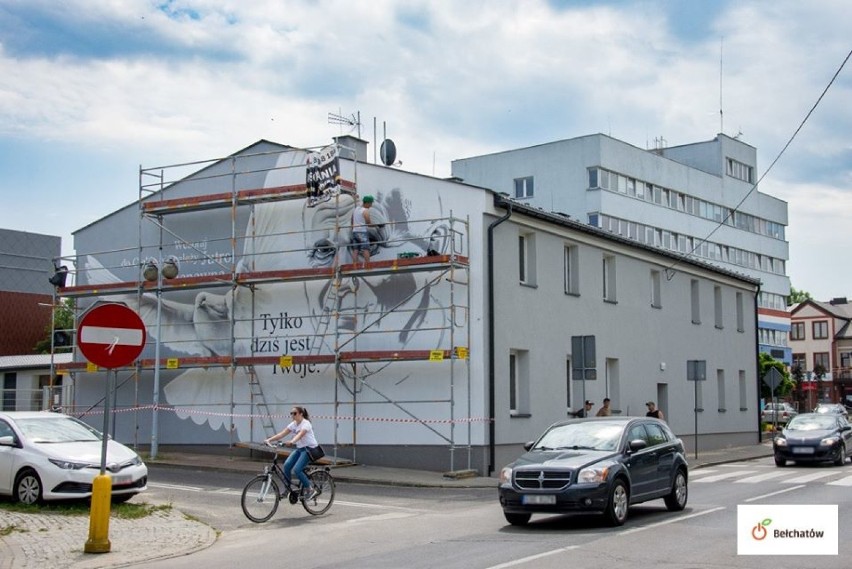 Murale ozdobią miejskie kamienice w Bełchatowie. Kolejny z nich jest na ukończeniu