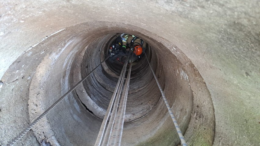 Wpadł do 10. metrowej studni w gminie Piotrków Kujawski. Trzy zastępy straży pożarnej w akcji [zdjęcia]