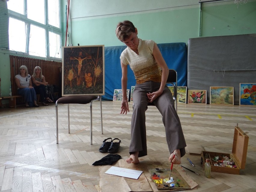 Niezwykłe spotkania w skierniewickich szkołach z Małgorzatą Waszkiewicz, która maluje stopami [ZDJĘCIA]