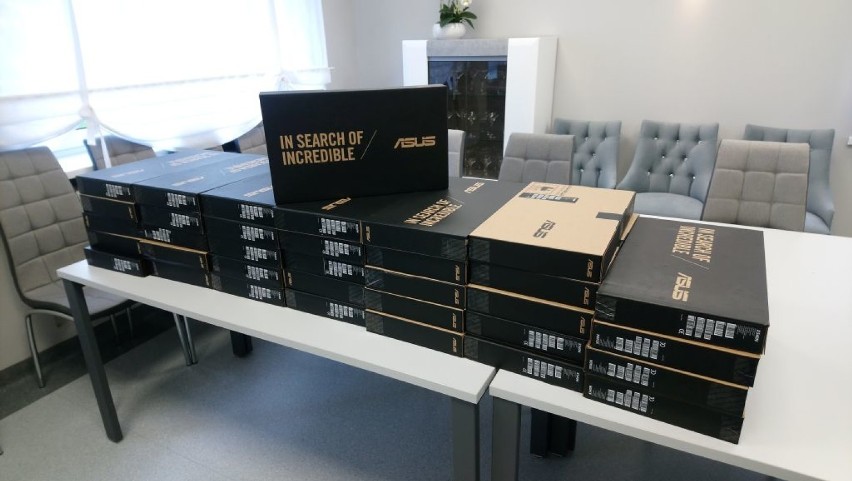 Gmina Cedry Wielkie. 35 laptopów trafi do uczniów. Sprzęt jest już w szkołach |ZDJĘCIA