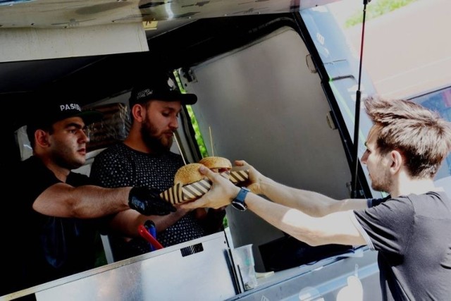 Food trucki to możliwość próbowania różnych dań kuchni świata. Są zawsze dania obiadowe, desery i dużo rodzajów frytek i burgerów.