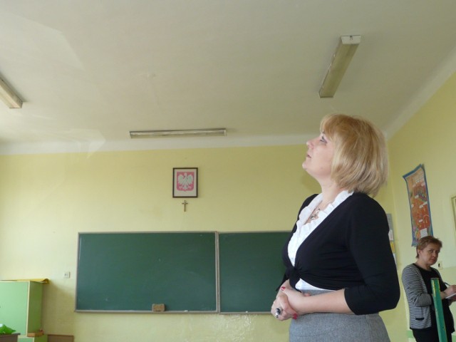 - Nad dwiema klasami trzeba wymienić strop - pokazuje Ewa Krysiak-Ciszewska z ZSG nr 2