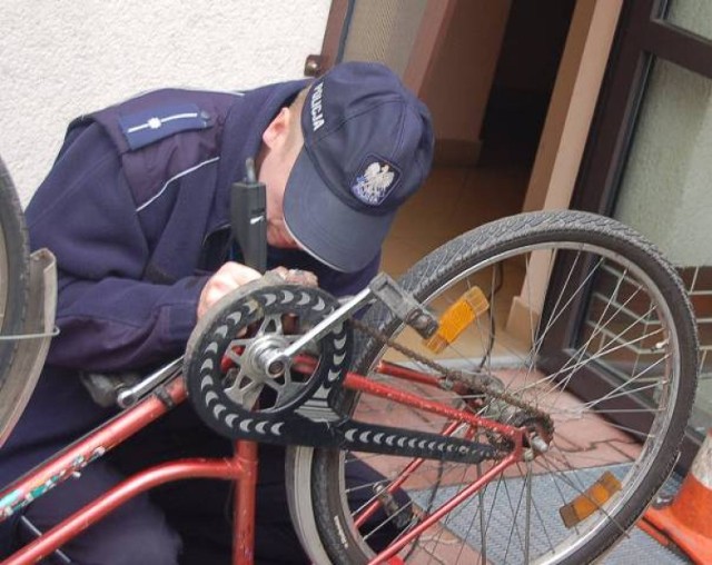 Funkcjonariusze kolskiej policji po raz drugi znakowali rowery