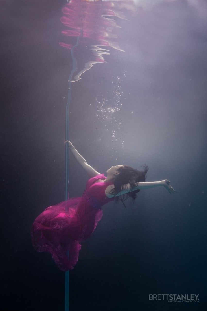 Tańczą na rurze pod wodą [niezwykłe zdjęcia + wideo]