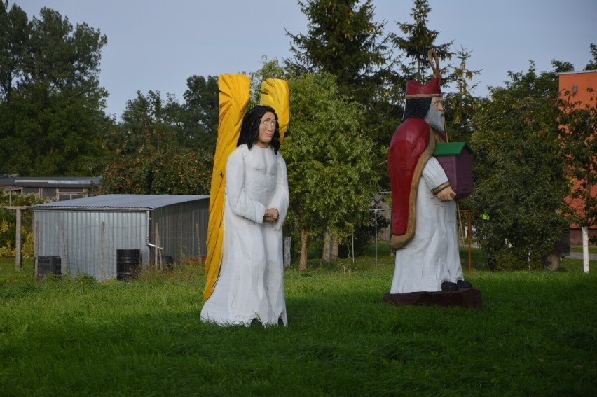 W Błądkowie w gminie Dobra, nad pszczołami czuwają święci