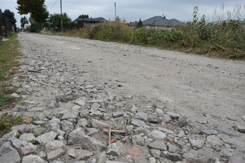 Na budowę asfaltowej drogi, chodników i oświetlenia...