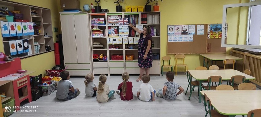 Świetna wakacyjna szkoła języka angielskiego w przedszkolu numer 8 w Staszowie. Zobacz na zdjęciach jak uczą się nasze dzieci