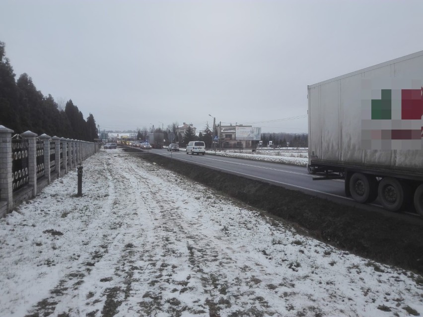 Brzozówka. Kobieta potrącona przez tira. Utrudnienia na "73"