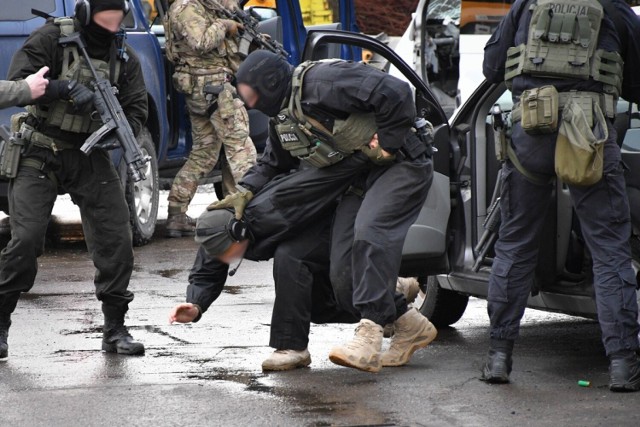 Ćwiczenia policjantów i żołnierzy w Jasionce koło Rzeszowa.