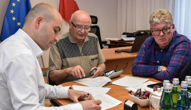 Wójt gminy Spytkowice podpisuje umowę na montaż oświetlenia ulicznego w sołectwie Miejsce.