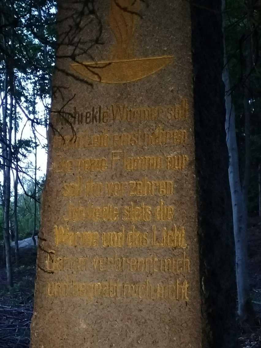 Na obelisku zachował się napis w języku niemieckim