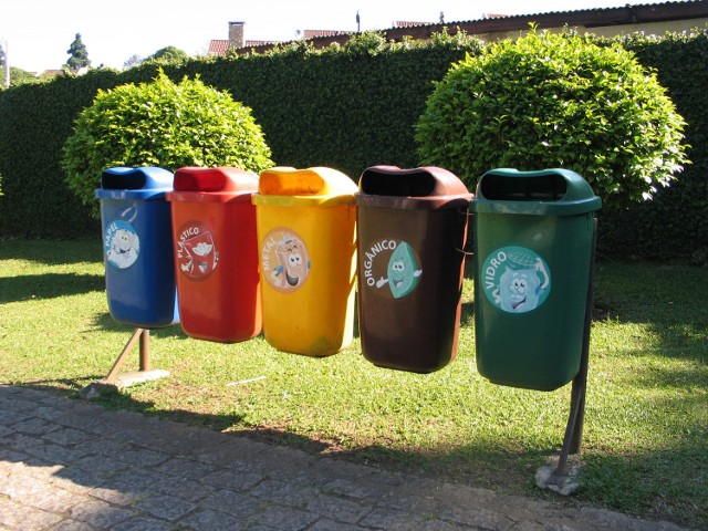 Źrodło: http://commons.wikimedia.org/wiki/File:Recycling_in_Curitiba.JPG