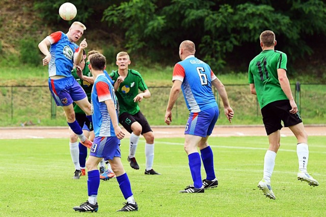 Spadkowicz z ligi okręgowej Grom Więcbork (na niebiesko) porażką rozpoczął nowy sezon w A-klasie.