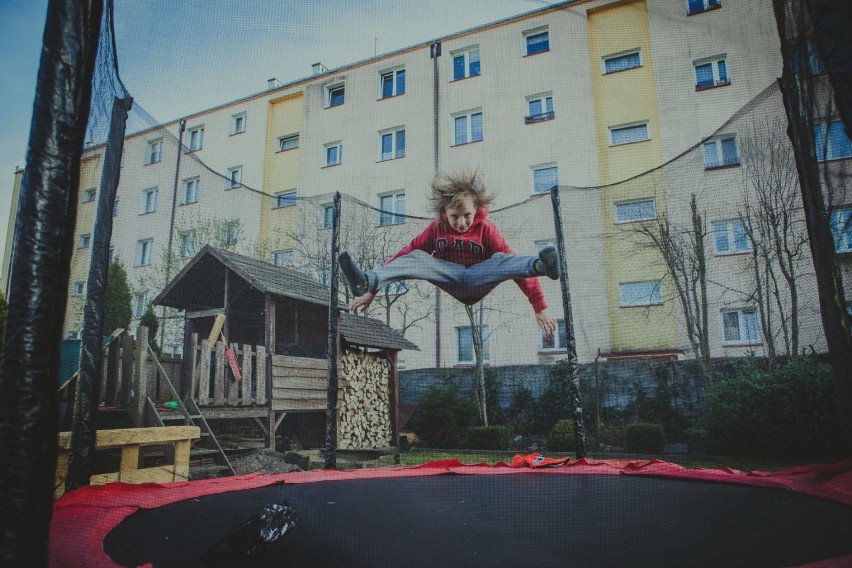 Fotograf z Człuchowa poprawia mieszkańcom humory, angażując do sesji fotograficznych w oknach i na balkonach (zdjęcia)