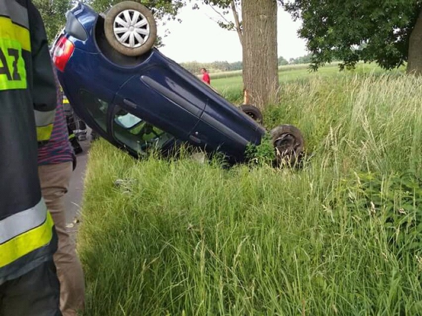 NA DRODZE: Groźne dachowanie na trasie Wilkowyja – Żerków. Samochodem podróżowała matka z dziećmi [ZDJĘCIA]