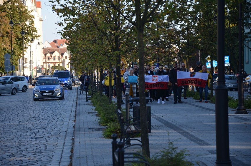 Głogowianie demonstrowali swoje poparcie dla obecność Polski w UE. W ulicznym proteście przeszło blisko 100 osób