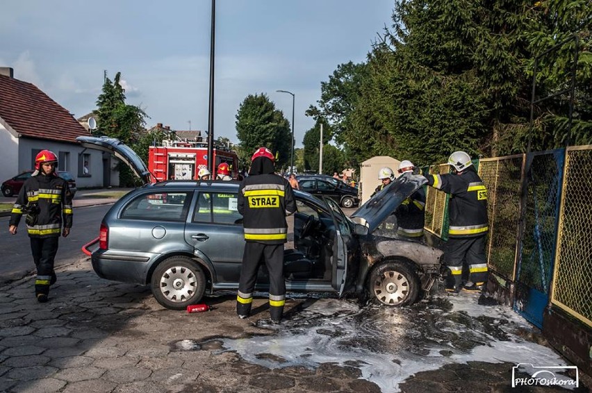 STRAŻACY W AKCJI:  Pożar samochodu osobowego na parkingu przy basenie kąpielowym w Koźminie [ZDJĘCIA] 