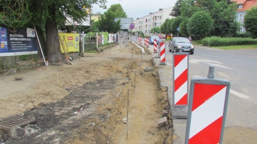 Góra. Trwa budowa ronda przy ulicy Podwale w Górze. Wykonawca prace zaczął od przebudowy chodników [ZDJĘCIA]