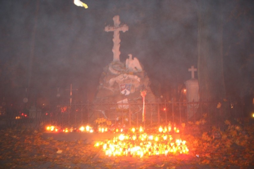 1.11.2011. Stary Cmentarz. Pomnik Powstańców Styczniowych - kwatera X