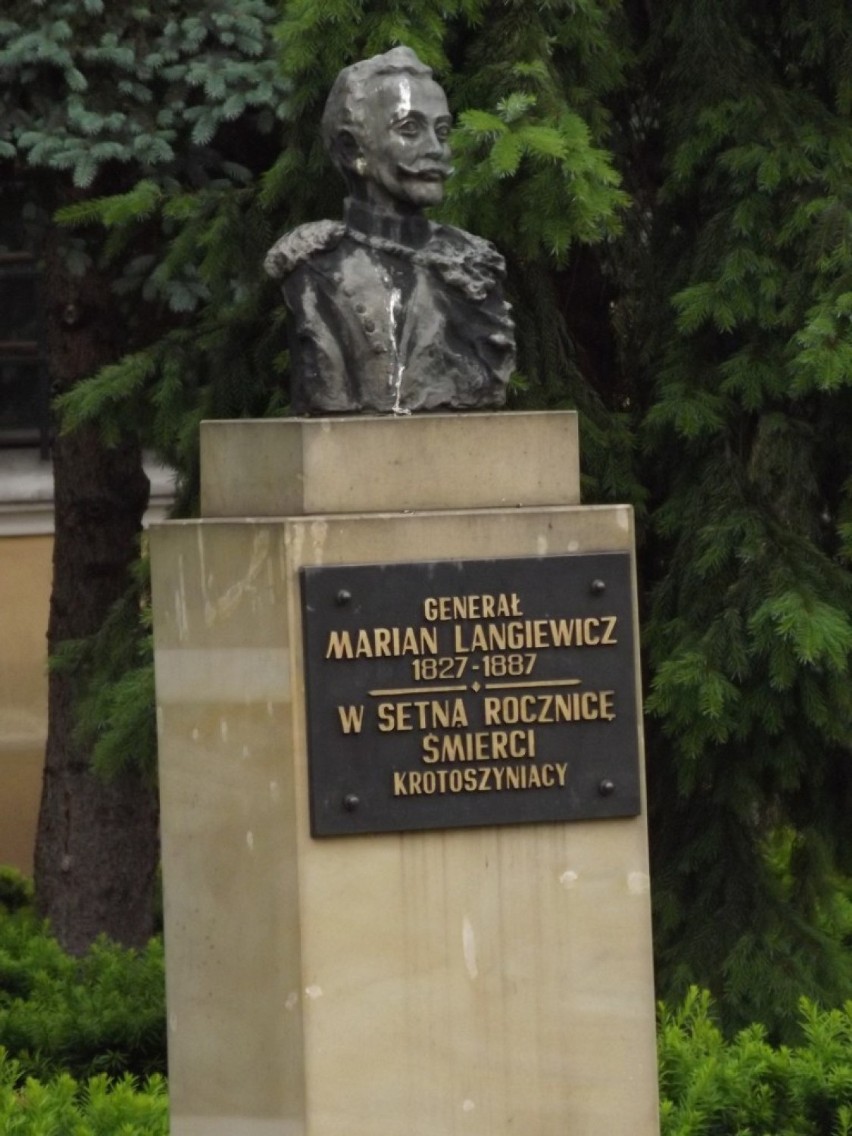 Pomnik Generała Mariana Langiewicza w Krotoszynie z 1987 r....