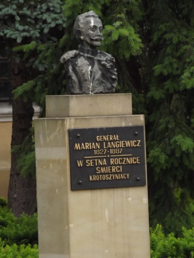 Pomnik Generała Mariana Langiewicza w Krotoszynie z 1987 r. park przy ul. Rynkowej i Małym Rynku
