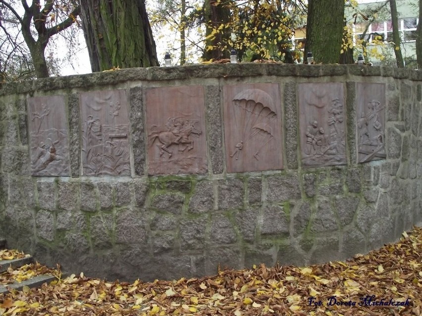 Po obu stronach schodów prowadzących do pomnika umieszczono...