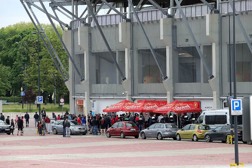 Kibice Widzewa przed stadionem podczas meczu ze Skrą